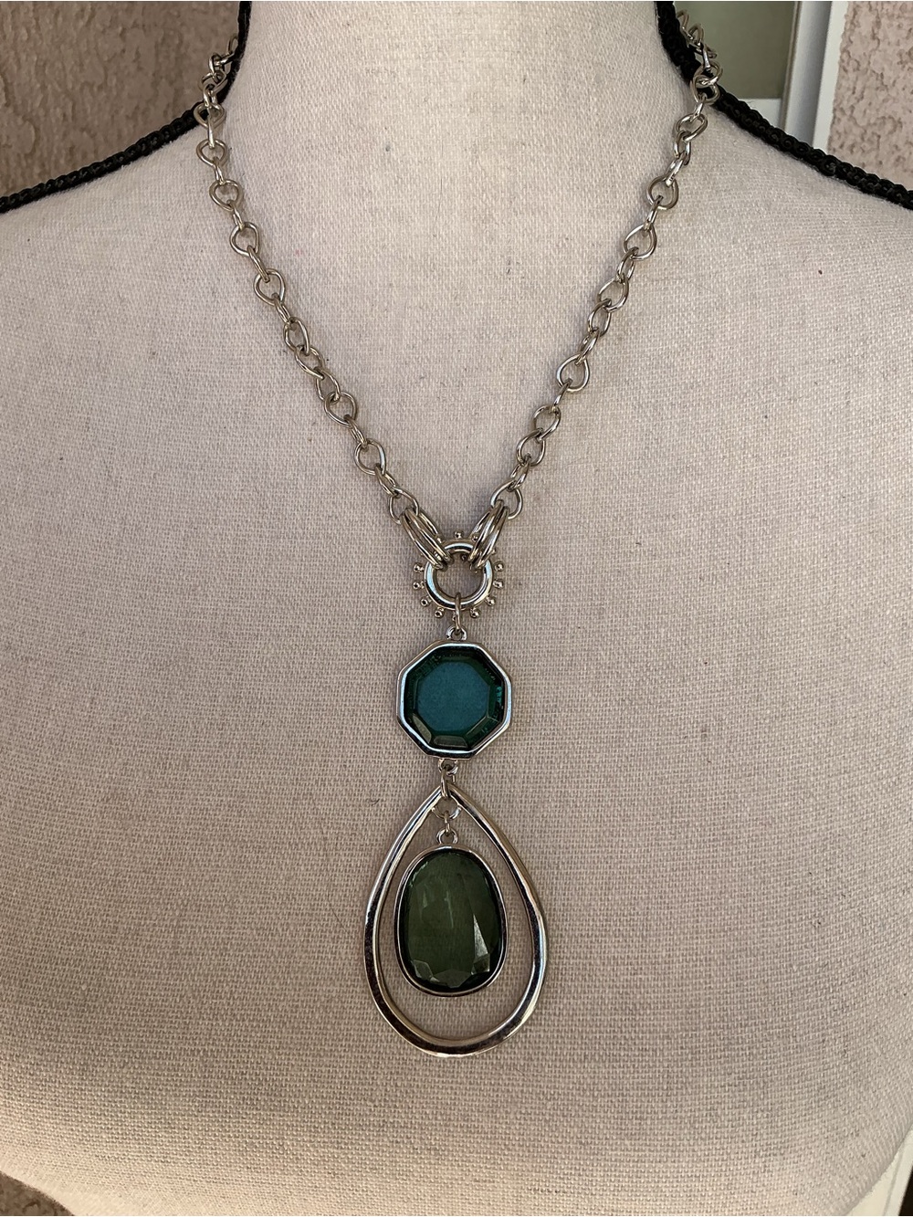 Chico’s Statement emerald green pendant silver tone necklace